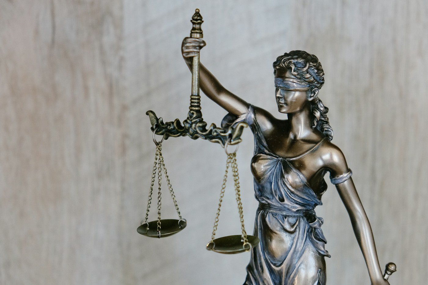 Courthouse columns representing civil legal claims and legal funding