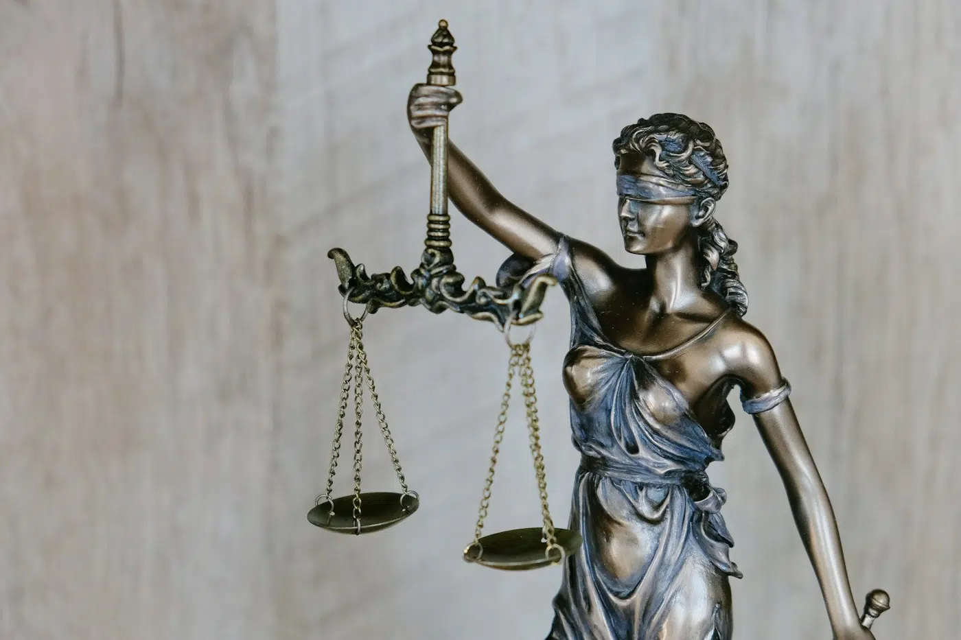 Courthouse columns representing civil legal claims and legal funding